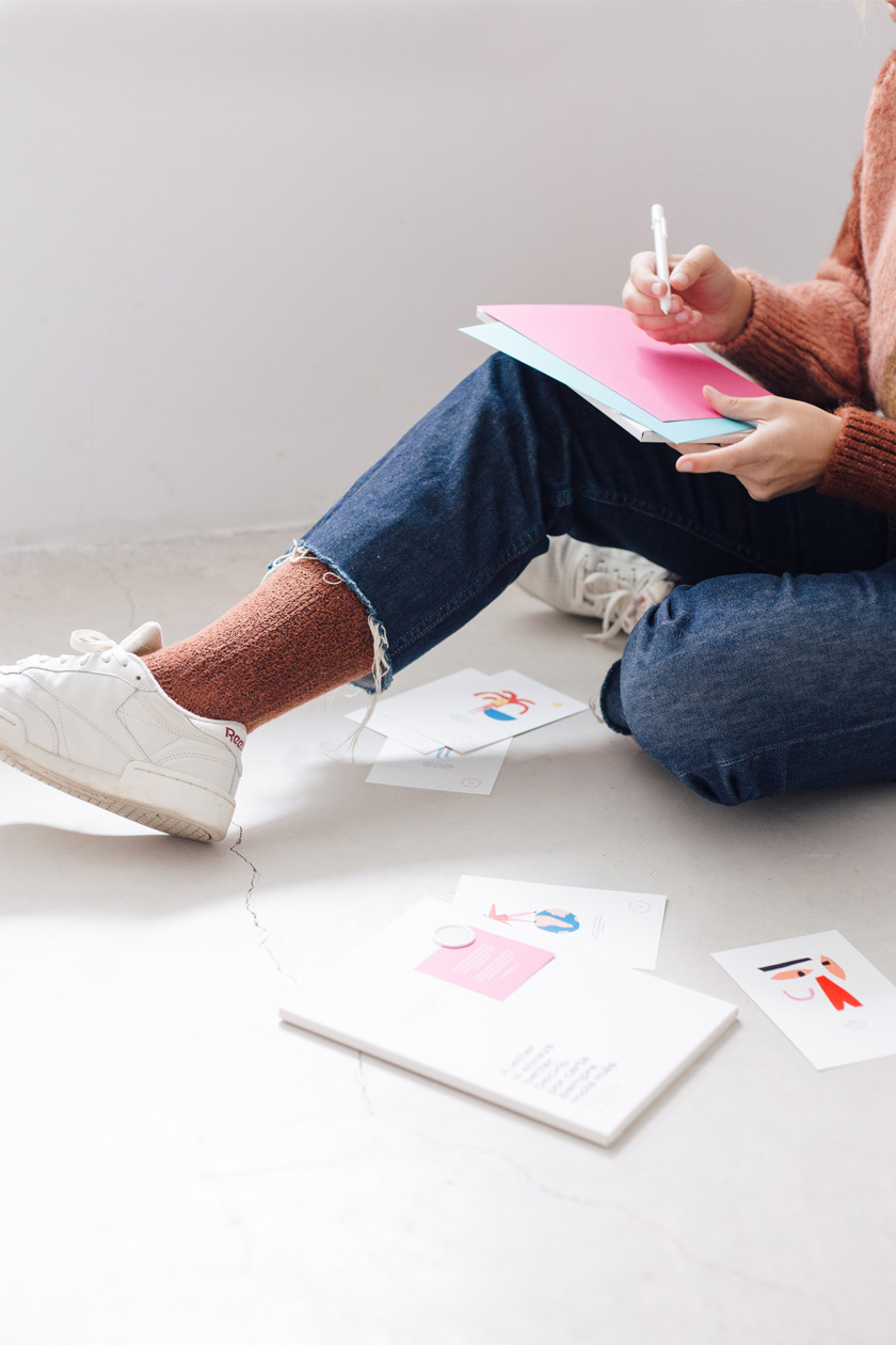 Escritura con boli blanco en sobres de colores - Better by Letter